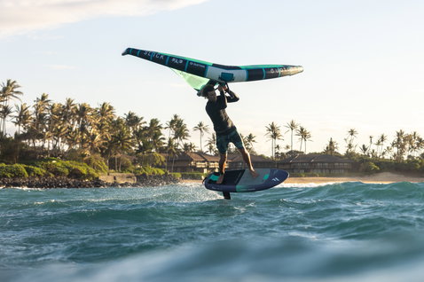 Fanatic Sky Free TE Foilboard beim Wing Foiling auf dem Ozean in Maui, Hawaii