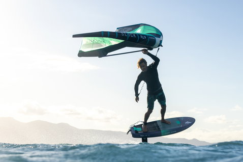 Fanatic Sky Free TE Foilboard beim Wing Foiling auf dem Ozean bei Maui mit Duotone Slick SLS Wing