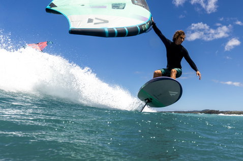 Fanatic Sky Free TE Wing Foil Board beim Wing Foilen auf dem Meer in Maui