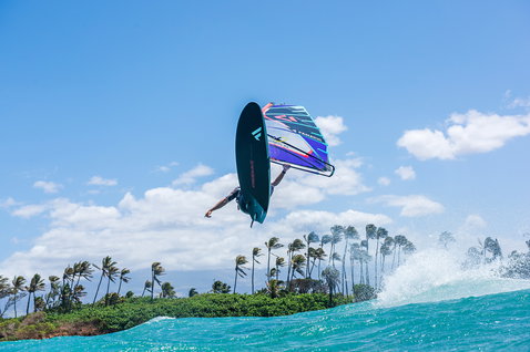 Fanatic FreeWave TeXtreme Wave-Windsurf-Board beim Wellenreiten auf Maui