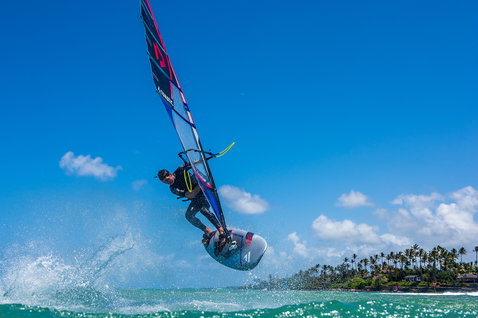 Fanatic FreeWave TeXtreme Windsurf-Board beim Wellenreiten in tropischen Gewässern