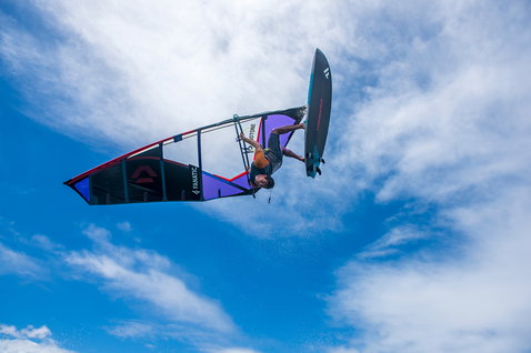 Fanatic FreeWave TeXtreme Wave-Windsurf-Board beim Windsurfen-Freestyle-Move unter blauem Himmel