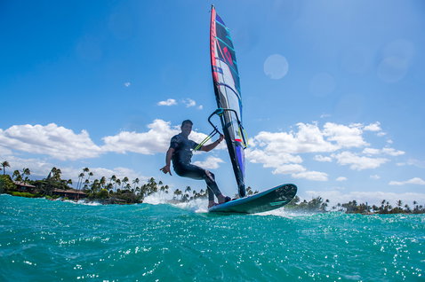 Fanatic FreeWave TeXtreme Windsurfboard beim Wave-Windsurfen in tropischen Gewässern
