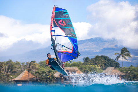 Fanatic FreeWave TeXtreme Windsurf-Board beim Wellenreiten an der Küste von Maui