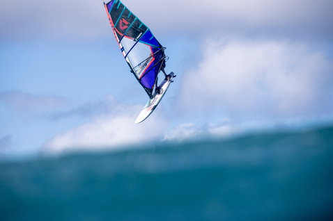 Fanatic FreeWave TeXtreme Windsurf-Board beim Wave-Windsurfen über dem Ozean