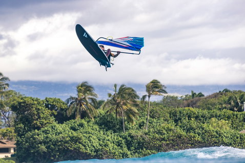 Fanatic FreeWave TeXtreme Windsurf Board beim Wellenreiten in Maui – extremer Aerial-Move