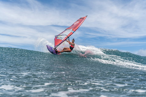 Fanatic Grip TE planche de windsurf vague lors de surf de vagues sur l'océan à Maui