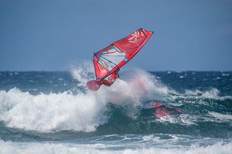 Planche de windsurf de vague Fanatic Grip TE lors du surf de vagues à Maui en rouge