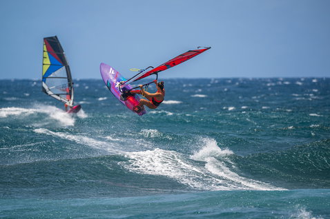 Fanatic Grip TE planche de windsurf de vague lors de surf de vagues sur l'océan à Maui