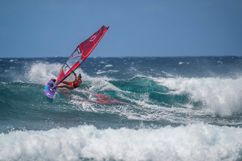Fanatic Grip TE planche de windsurf de vagues lors d'une session de surf de vagues sur l'océan à Maui