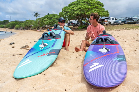 Planche de windsurf de vague Fanatic Grip TE en violet avec deux athlètes sur la plage de Maui