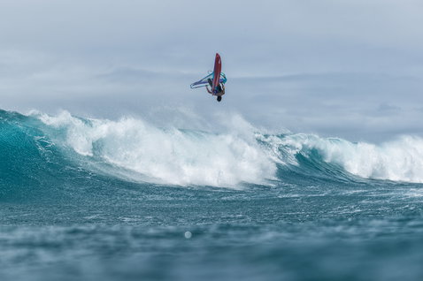 Planche de windsurf de vague Fanatic Grip TE en action sur les vagues à Maui