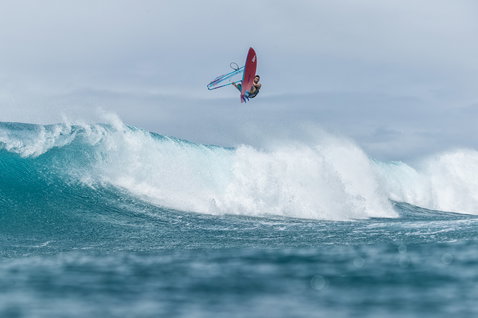 Planche de windsurf de vagues Fanatic Grip TE lors d'une manœuvre aérienne sur une vague à Maui
