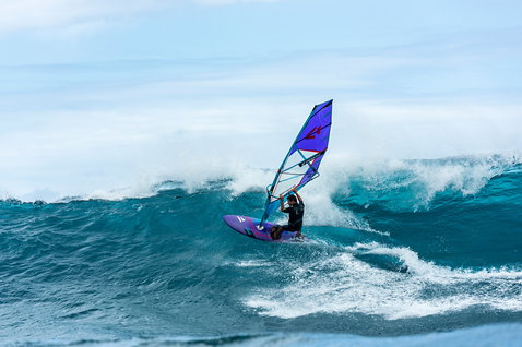 Planche de windsurf de vague Fanatic Grip TE lors d'une session de vague sur l'océan