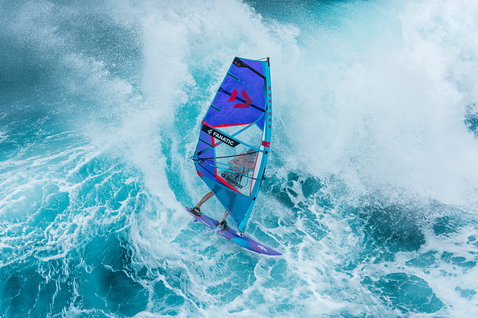 Fanatic Grip TE planche de windsurf vagues en action sur l'océan