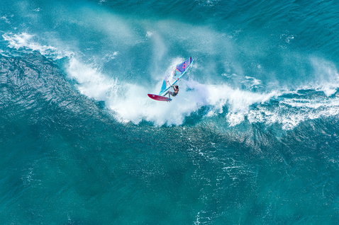 Fanatic Grip TE planche de windsurf de vague en action sur l'océan en rouge et blanc