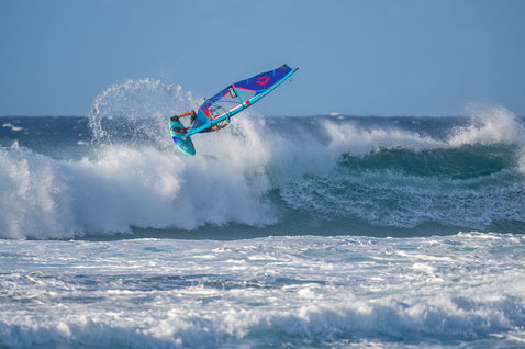 Fanatic Mamba TE Wellen-Windsurf-Board beim Wellenreiten im Meer