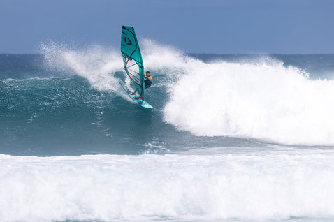 Fanatic Mamba TE Wave-Windsurfboard beim Wellenreiten im Ozean mit Duotone Segel in türkis