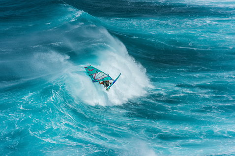 Fanatic Mamba TE Windsurf Wellenbrett beim Wellenreiten im Ozean