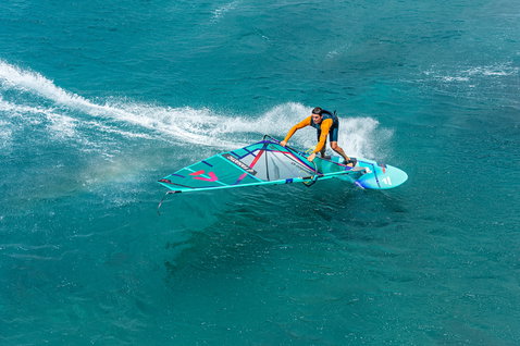 Fanatic Mamba TE Wave Windsurf-Board in teal beim Wellenreiten auf dem Meer