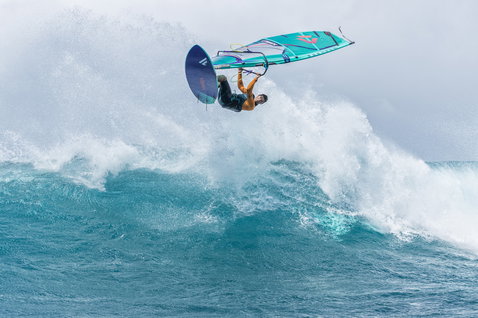 Fanatic Mamba TE Windsurf-Waveboard beim Wellenreiten in Maui mit extremem Aerial