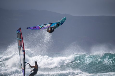 Fanatic Mamba TE Windsurf-Waveboard beim Wellenreiten mit Aerial-Manöver in Maui