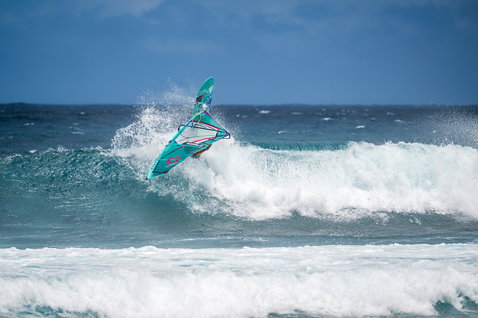 Fanatic Mamba TE Wave Windsurfboard beim Wellenreiten auf Maui in teal