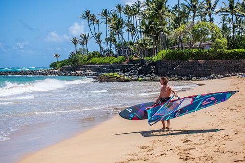 Fanatic Skate TE Freestyle Windsurfboard beim Windsurfen am Strand von Maui