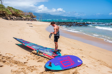 Fanatic Skate TE Freestyle-Windsurfboard beim Vorbereiten am Strand von Maui