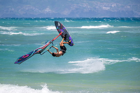 Fanatic Skate TE Freestyle Windsurf Board beim Windsurfen auf dem Ozean in Maui