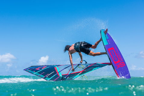 Fanatic Skate TE Freestyle Windsurf Board beim Windsurfen im Freestyle auf Maui im Ozean