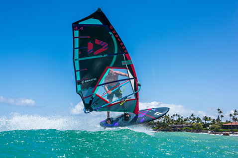 Fanatic Skate TE Freestyle Windsurfboard beim Freestyle Windsurfen in Maui