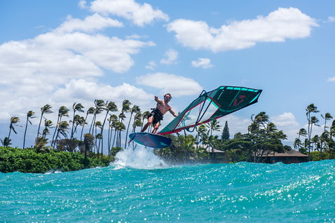 Fanatic Skate TE Freestyle Windsurfboard beim Freestyle-Windsurfen auf dem Meer in Maui