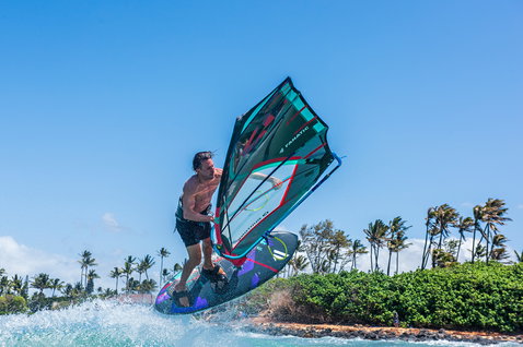 Fanatic Skate TE Freestyle Windsurf Board beim Windsurfen in Maui