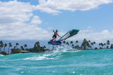 Fanatic Skate TE Freestyle Windsurfboard beim Freestyle-Windsurfen auf Maui