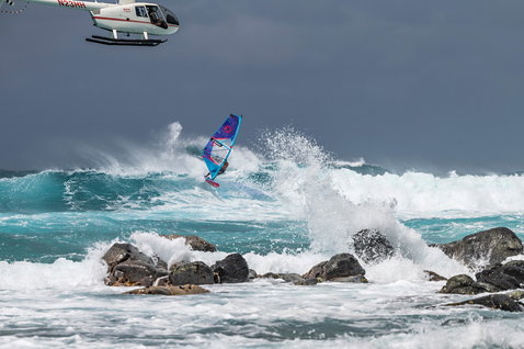Fanatic Grip XS Wellenbrett beim Wellenreiten in stürmischen Wellen vor Maui