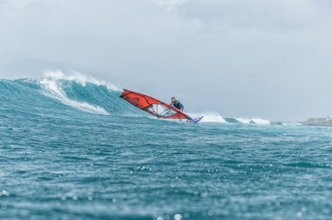 Fanatic Grip XS Wellenboard beim Wellenreiten im Ozean vor Maui