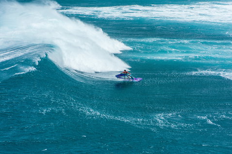 Fanatic Grip XS Wellenwindsurfboard beim Wellenreiten auf dem Meer in Maui