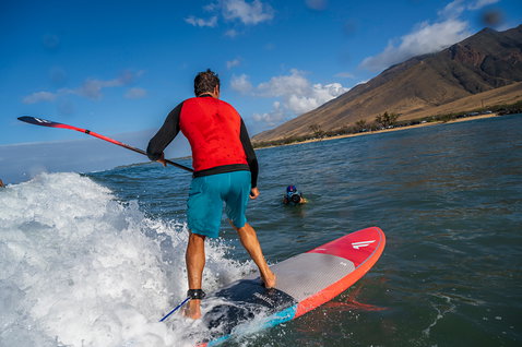 Duotone AllWave SUP Wave Board beim SUP-Surfen auf Wellen vor Maui, Hawaii