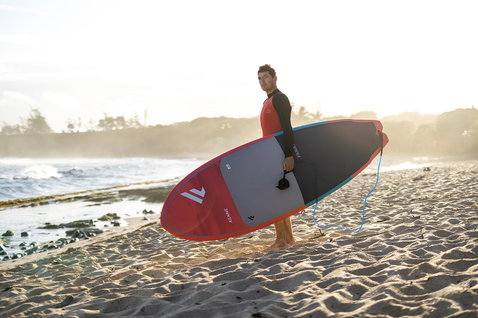 Fanatic AllWave Wave-SUP-Board in rot und dunkelgrau beim Wellenreiten am Strand von Maui