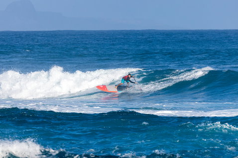 Duotone AllWave SUP Wellenboard beim Wave Riding auf dem Ozean vor Maui