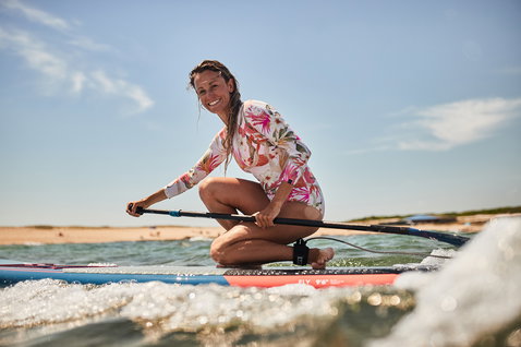 Planche de SUP Duotone Fly 9'6" lors d'une session de paddle en bord de mer en Sardaigne