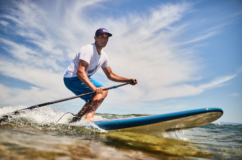 Duotone Fly planche de SUP lors d'une session de stand-up paddle en mer près de la Sardaigne