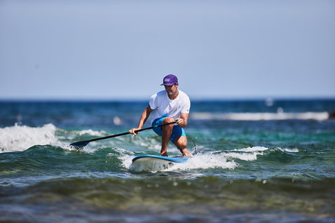 Planche SUP Duotone Fly lors d'une session de stand-up paddle sur petites vagues en mer près de la Sardaigne