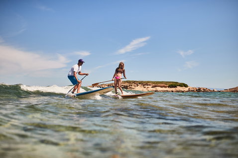 Planche SUP Duotone Fly lors du paddle surf sur petites vagues en bord de mer
