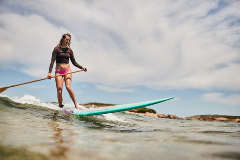 Planche SUP Duotone Stylemaster Bamboo nose-rider lors d'une session de surf sur vague en Sardaigne