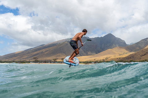 Planche de foil Duotone Sky SUP lors d'une session de SUP foiling sur une vague à Maui