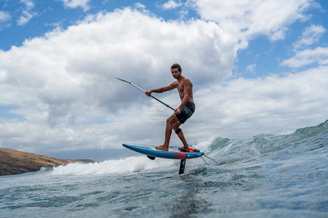 Duotone Sky SUP planche de foil en SUP foiling sur une vague au large de Maui