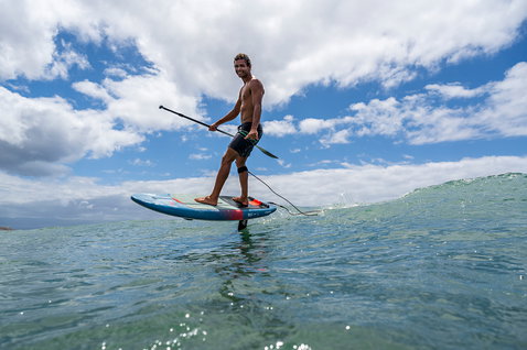Duotone Sky SUP planche de foil lors du SUP foiling sur l'océan à Maui