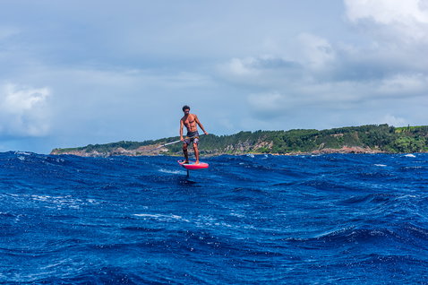 Planche de foil SUP Duotone Downwinder lors d'une session de foil downwind sur l'océan à Maui